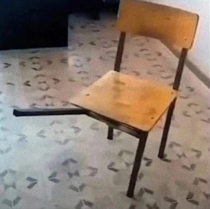 Создать мем: два стула на одном пики, стул надежный, школьный стул