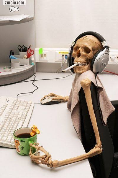 Создать мем: офисный юмор, прикол работа, скелет сидит за компьютером