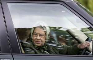 Создать мем: королева елизавета зарулеи, королева великобритании елизавета в авто, королева елизавета 2 за рулем