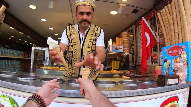 Создать мем: еда в турции, турецкое мороженое, дондурма