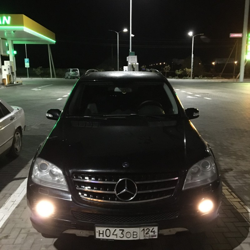 Create meme: Mercedes-Benz M-klasse II (W164) Facelift, Mercedes Benz ml 350, mercedes benz gl