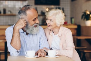 Создать мем: счастливая пожилая пара, фотосессия пожилой пары, пожилая пара в кафе фотосессия
