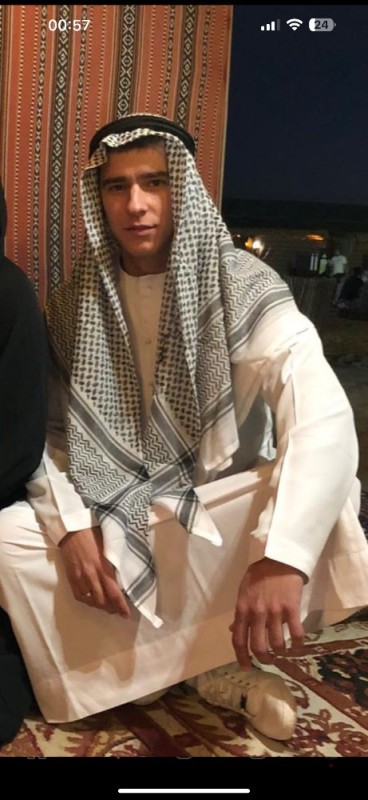 Создать мем: арабский платок мужской на голову, абдурахим шейх, парень