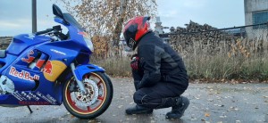 Создать мем: мотоцикл honda cbr1000rr в деревни, suzuki gsx, мото