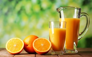 Создать мем: свежевыжатый апельсиновый сок, апельсиновый сок в домашних условиях, стакан апельсинового сока