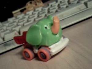 Создать мем: зеленый слоник, игрушки, киндер