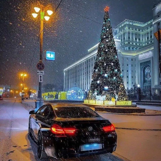 Создать мем: москва новый год, bmw novogodnii, автомобиль
