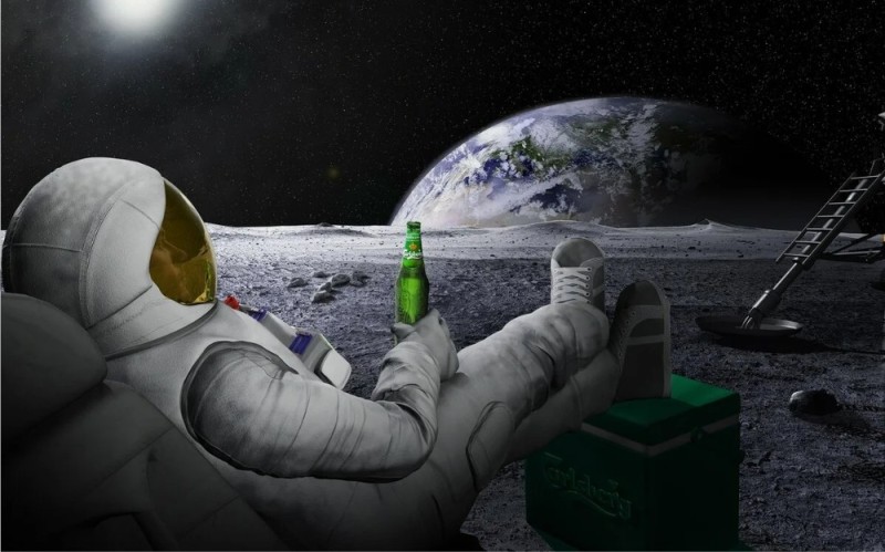 Создать мем: луна космонавт, космонавт с пивом, космонавт carlsberg