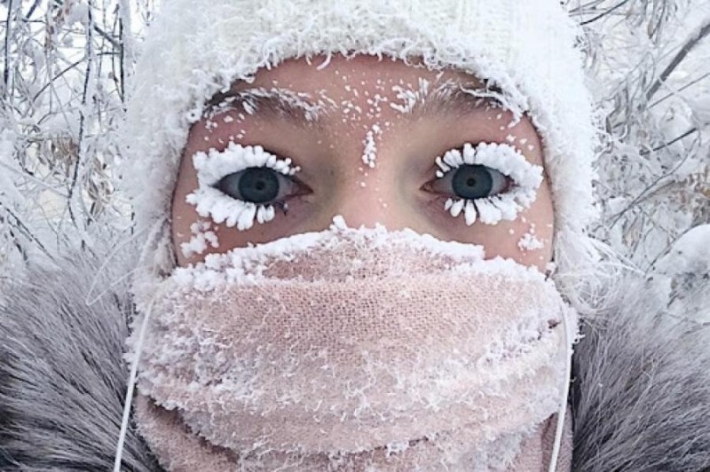 Создать мем: девушка с замерзшими ресницами, зима в якутии, оймякон девушки