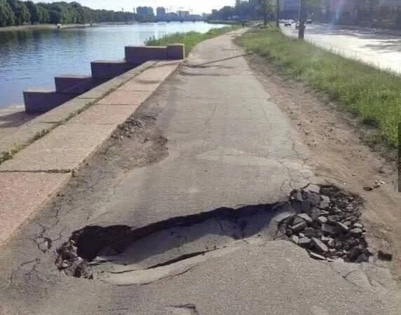 Создать мем: плохие дороги, ямы на дорогах, асфальт в россии
