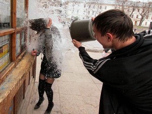 Создать мем: обливание водой, облили водой, Поливальный понедельник