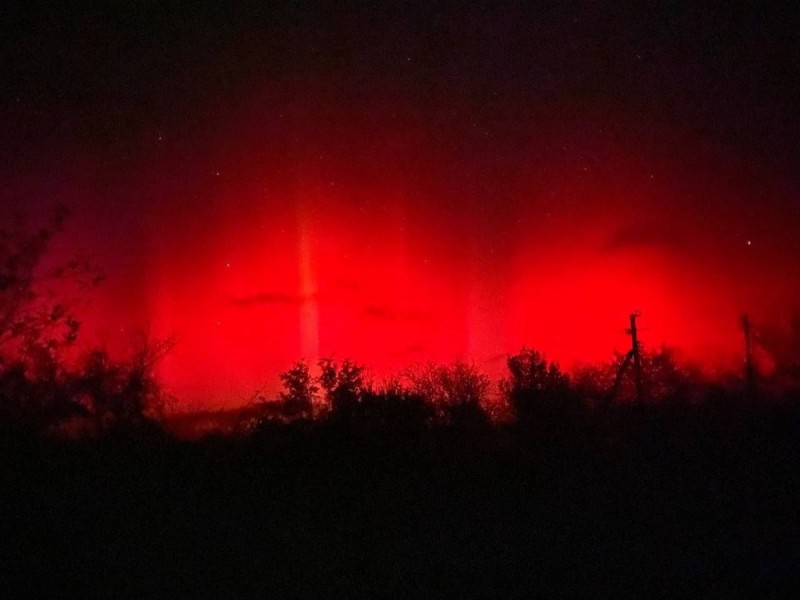 Создать мем: aurora red 72, красное небо, северная сияние