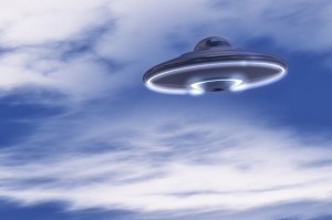 Создать мем: пришельцы, летающая тарелка в небе, неопознанный летающий объект
