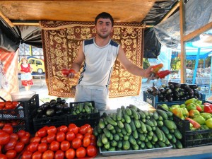 Создать мем: фрукты, узбекский базар, торговец фруктами на рынке