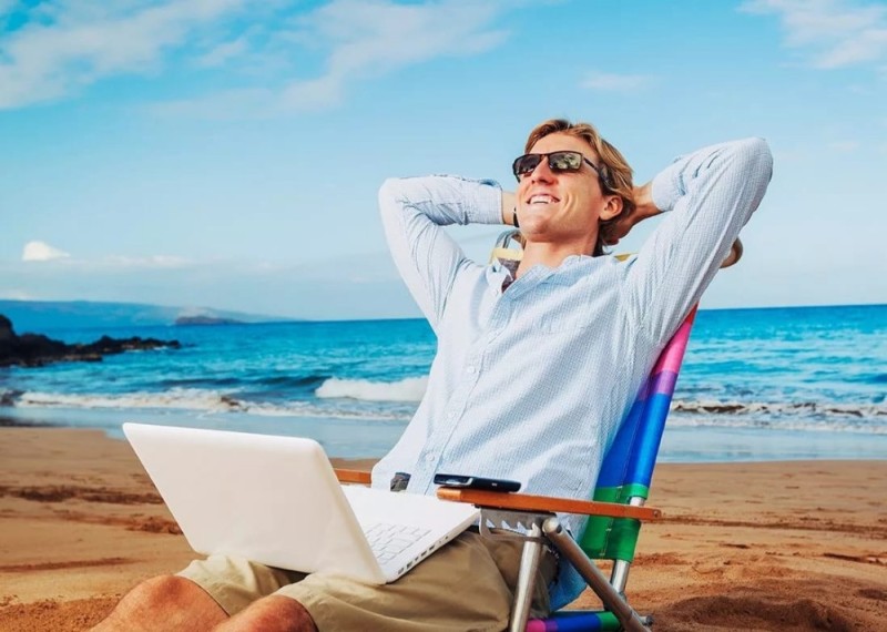 Создать мем: отпуске, человек с ноутбуком на пляже, мужчина с ноутбуком на море