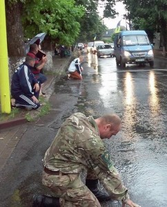 Создать мем: українці, дощ, ато