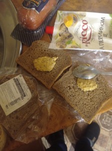 Создать мем: кусок ржаного хлеба и чай., кусок хлеба, домашний хлеб
