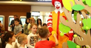 Создать мем: веселые детские праздники, тайна макдональдса, детский праздник