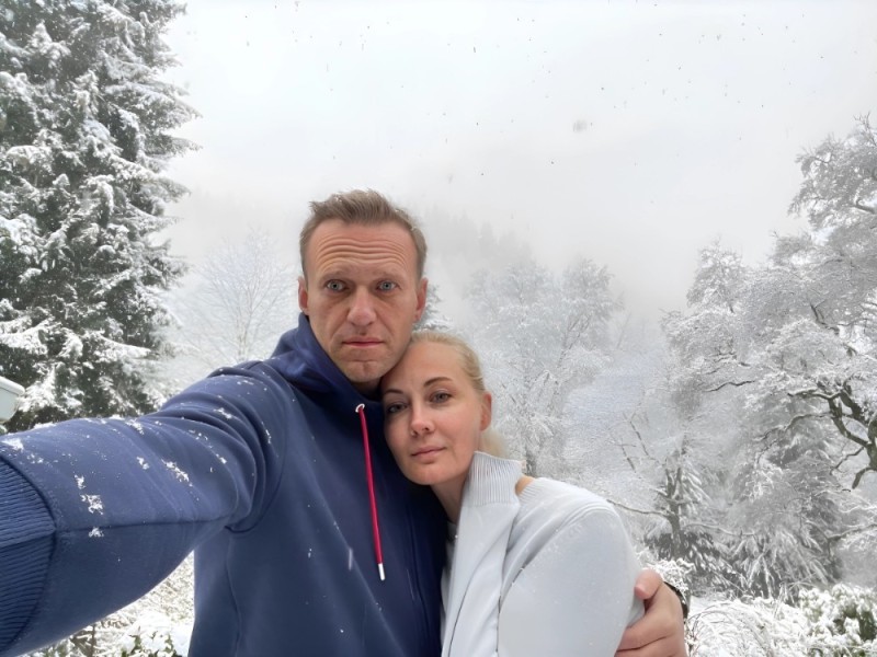Create meme: girl , Navalny with his wife, Alexei Navalny with his wife 