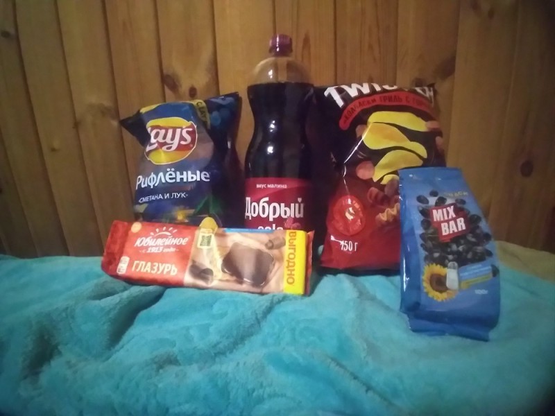 Create meme: chips crackers soda, crisps crackers , cola and chips