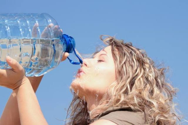 Создать мем: девушка пьет воду, чистая вода, женщина пьет воду