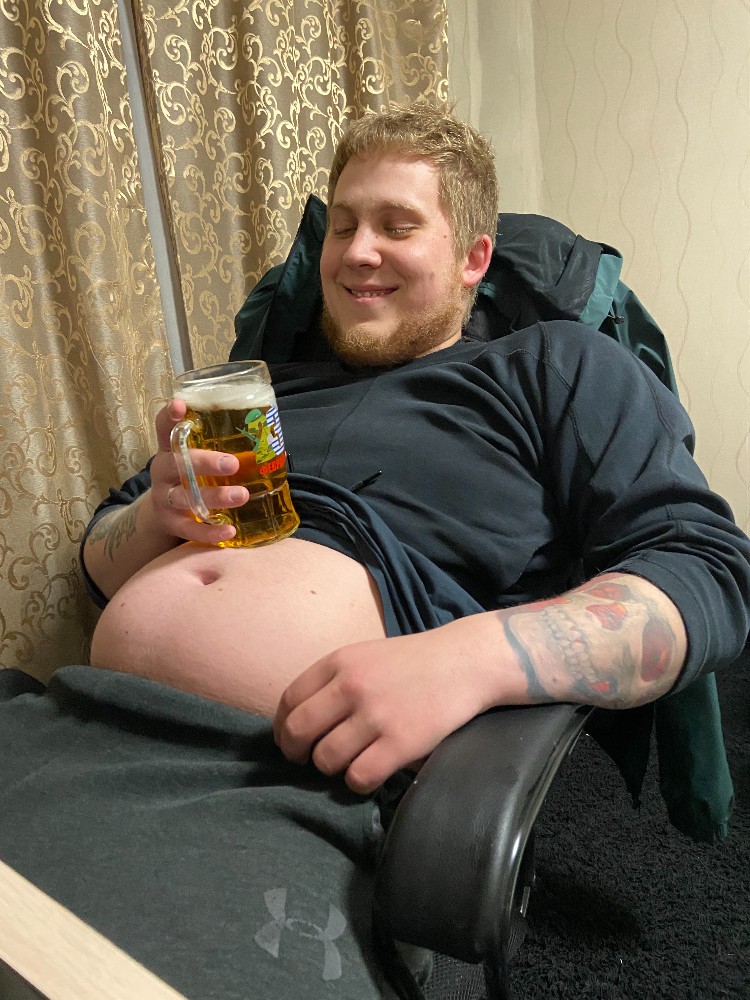 Мем мужик с пивом. Мужик с пивом. Пухлый мужчина с пивом.