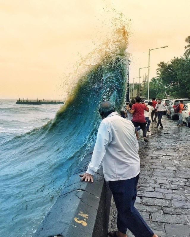 Создать мем: цунами, удивительные фотографии, цунами волна