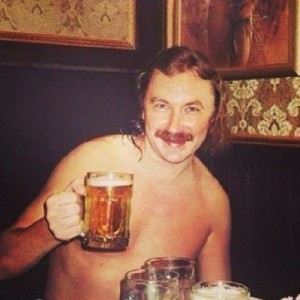Создать мем: игорь николаев с кружкой пива, николаев выпьем за любовь, выпьем за любовь игорь николаев