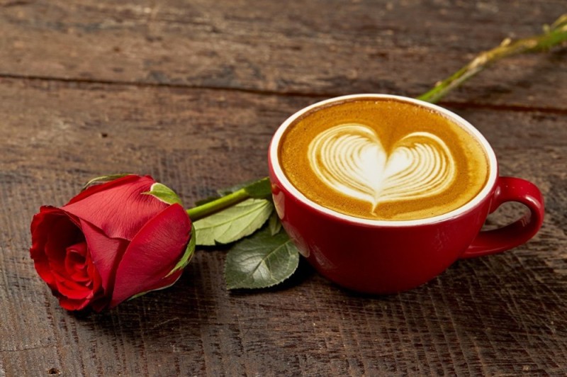 Создать мем: кофе и розы, кофе с сердечком, кофе капучино