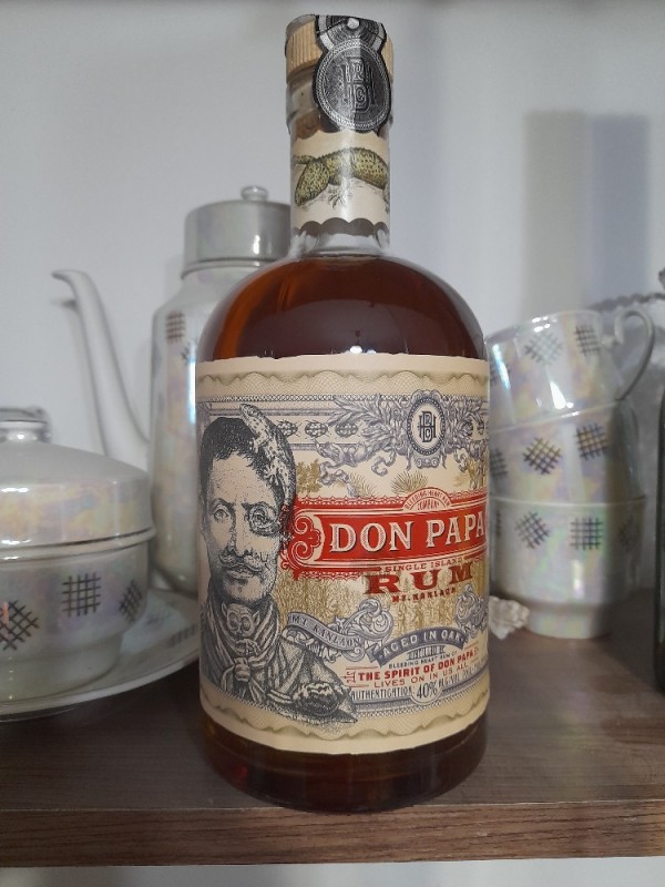 Создать мем: бурбон виски, спиртные напитки, don papa ром