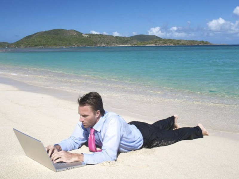 Создать мем: бизнесмен на отдыхе, работа в отпуске, менеджер в отпуске