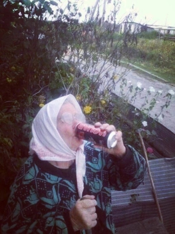 Создать мем: бабуля с бутылкой, приколы из соцсетей, женщина