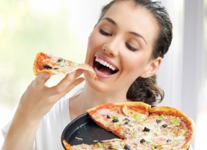 Создать мем: девушка с пиццей, роллы пицца, девушка держит пиццу
