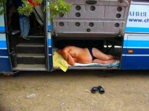 Создать мем: Спит в багажнике автобуса
