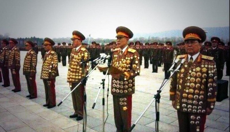 Создать мем: награды северной кореи, генералы северной кореи в орденах, корейские генералы в орденах