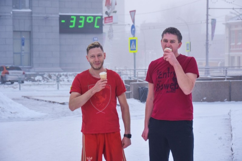 Создать мем: мужчина, человек, новосибирск пацаны с мороженым