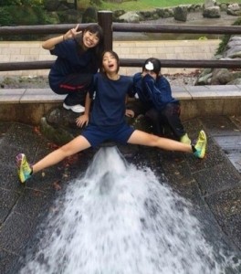 Создать мем: японки текут мем, девочки текут, девушка в фонтане потекла
