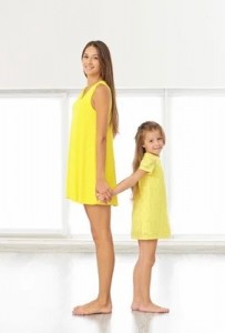Создать мем: платье для мамы и дочки, летние платья мама и дочка желтые, девушка