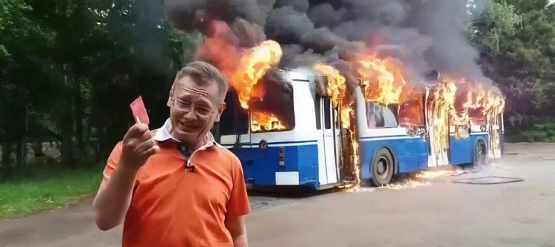 Создать мем: троллейбус горит да и хрен с ним, троллейбус горит да и х с ним, горящий автобус
