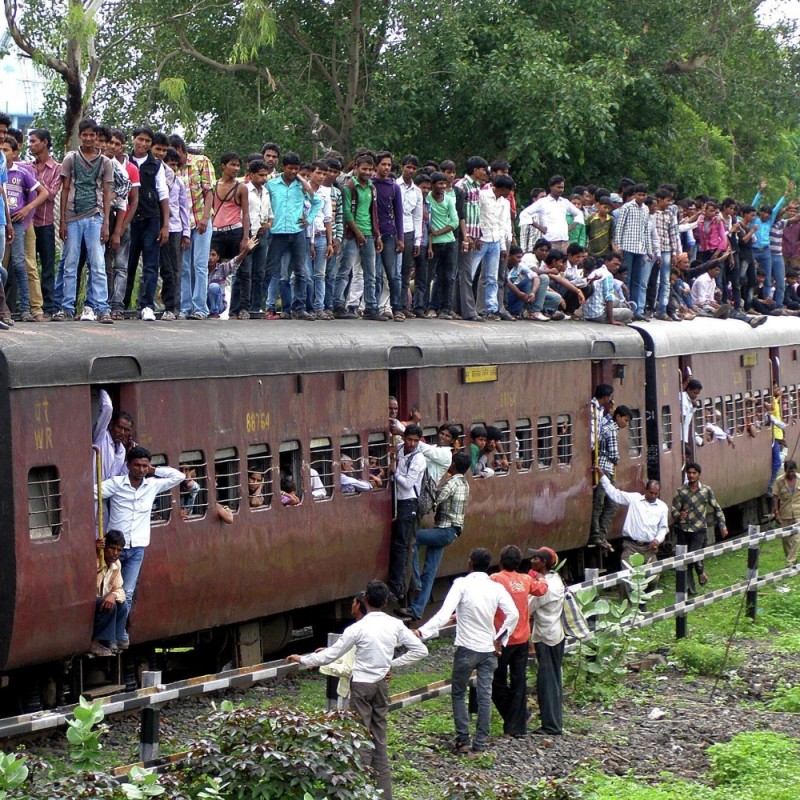 Создать мем: поезд сошел с рельс, бангладеш жд поезда, поезд облепленный людьми в индии