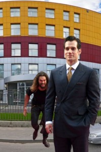 Создать мем: аквамен крадется к супермену, Генри Кавилл, jason momoa and henry cavill