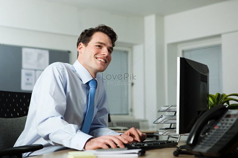 Создать мем: портрет работников офиса, бизнесмен в офисе, работник за компьютером