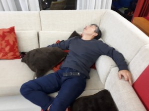 Создать мем: человек, спящий человек на диване, парень спит на диване
