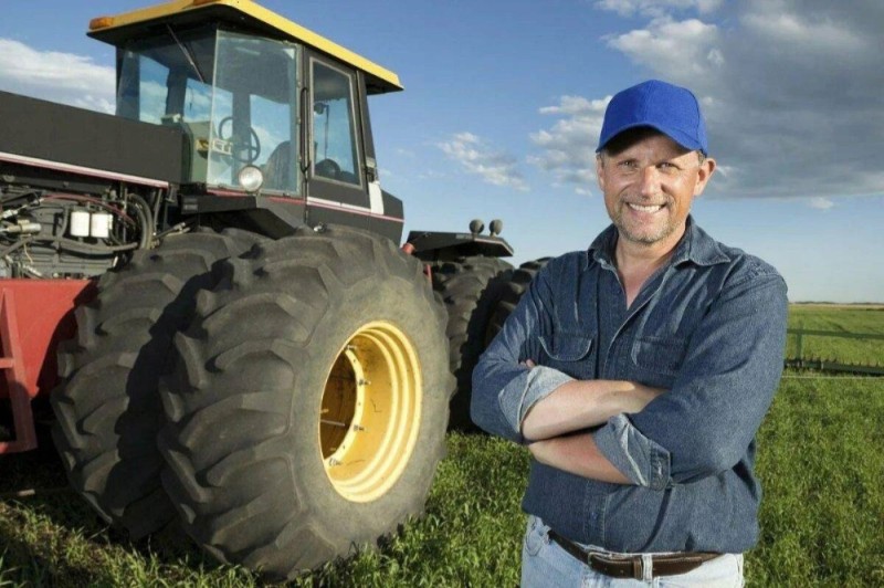 Создать мем: трактор фермер, трактор поле, большой трактор