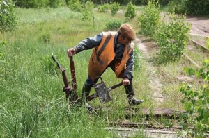 Создать мем: косьба борщевика, косить траву, металлопоиск