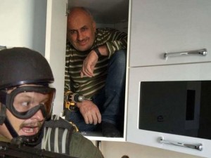 Создать мем: спецназовец, мужик прячется в шкафу от спецназа, спецназ
