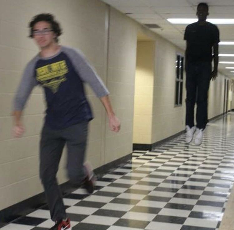 Создать мем: мем человек убегает от летающего человека в коридоре, левитирующий парень мем, убегающие люди