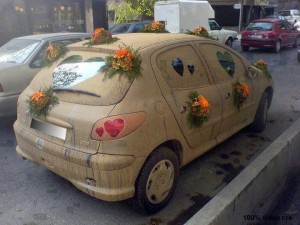 Создать мем: украшение машины на свадьбу, креативное украшение свадебных машин, необычные свадебные украшения на машину