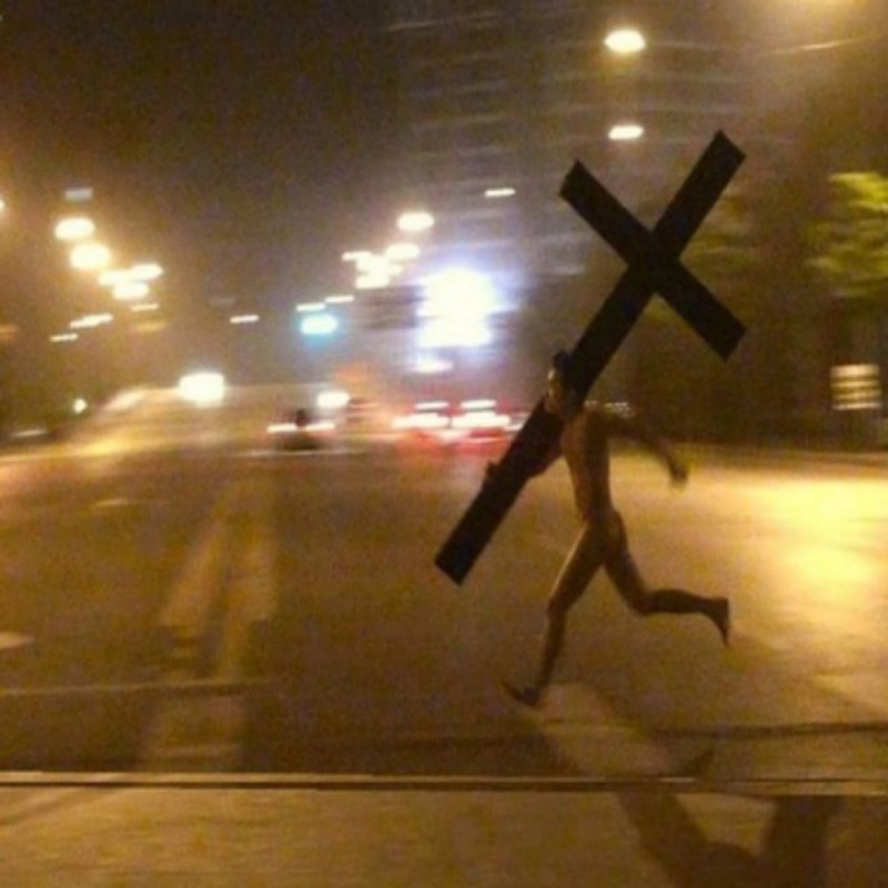 Создать мем: человек бежит с крестом, парень бежит с крестом, чувак бежит с крестом