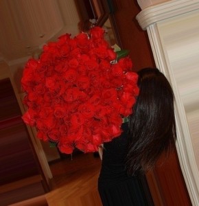 Create meme: brunette with a bouquet of pink roses from behind, brunette girl with flowers, girl with roses from the back